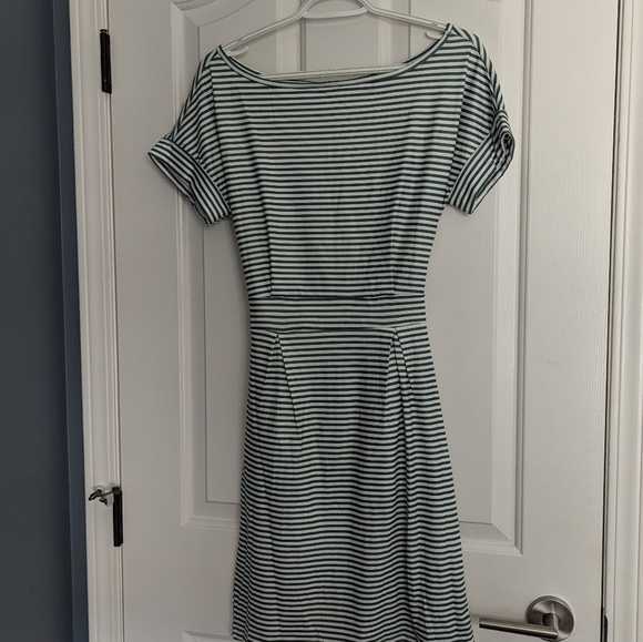 NWT Sage Green Striped Dress with Pockets Size Small - Picture 4 of 6
